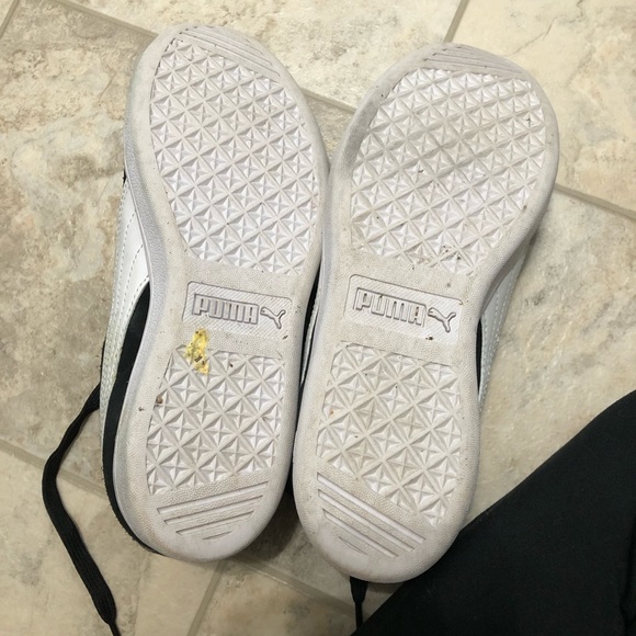Gently used puma sneakers - Picture 4 of 5